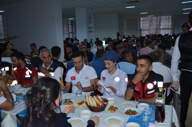 Vali Akbıyık sağlık çalışanları ile iftar açtı galerisi resim 14