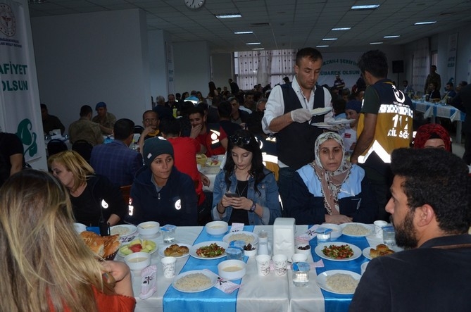 Vali Akbıyık sağlık çalışanları ile iftar açtı galerisi resim 15