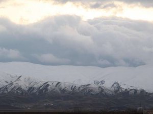 Karlı dağlarla bulutların görsel şöleni