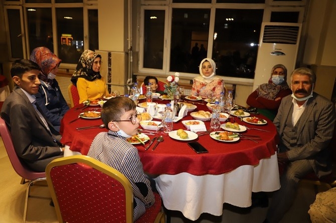 Şehit ve Gazi yakınları onuruna yemek galerisi resim 11