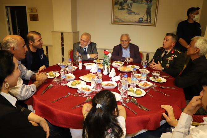 Şehit ve Gazi yakınları onuruna yemek galerisi resim 3