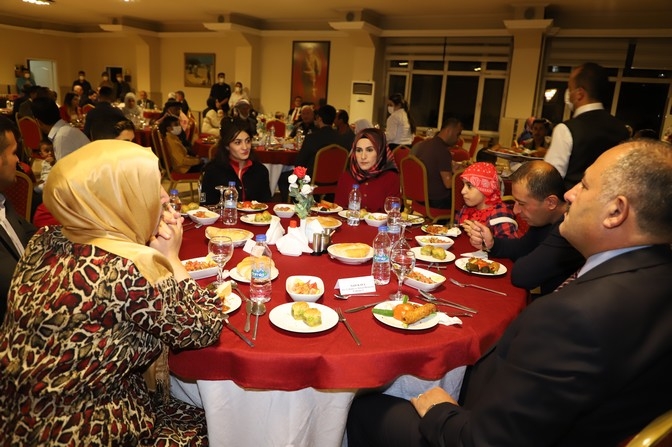 Şehit ve Gazi yakınları onuruna yemek galerisi resim 8