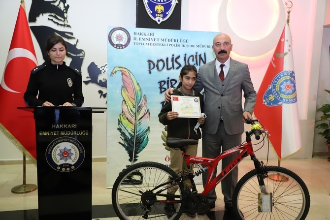 Hakkari Polisi başarılı öğrencileri ödüllendirdi galerisi resim 1