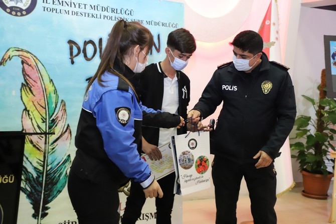 Hakkari Polisi başarılı öğrencileri ödüllendirdi galerisi resim 23