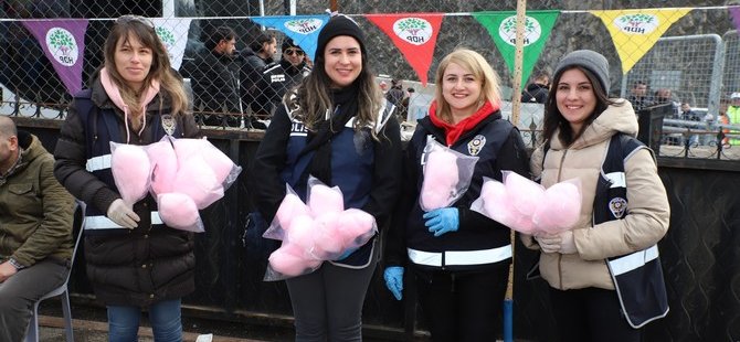 Hakkari polisi Nevruz'a renk kattı