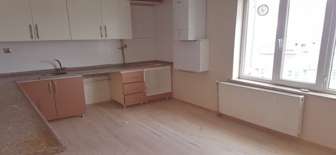 İki Nisan Oluşum Apartmanı Avm'ye 2 dakika mesafe 250 M2