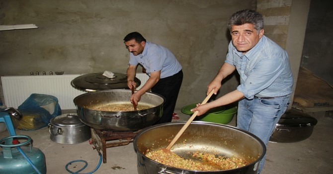 Ünlü türkücü Aydın çocuklara iftar yemeği verdi galerisi resim 1