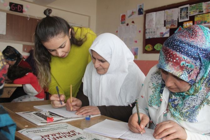 Hakkarili kadınlar okuma-yazma öğreniyor! galerisi resim 1