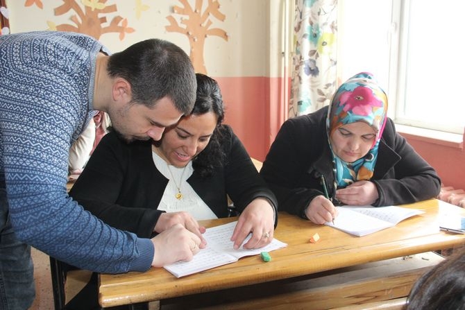 Hakkarili kadınlar okuma-yazma öğreniyor! galerisi resim 2