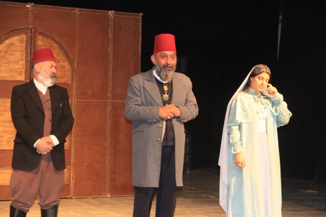 "Usta" isimli tiyatro oyunu Hakkari'de sergilendi galerisi resim 12