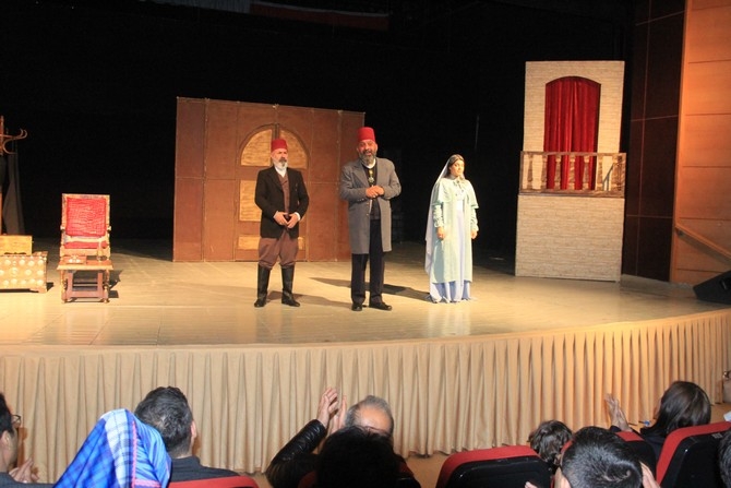 "Usta" isimli tiyatro oyunu Hakkari'de sergilendi galerisi resim 13