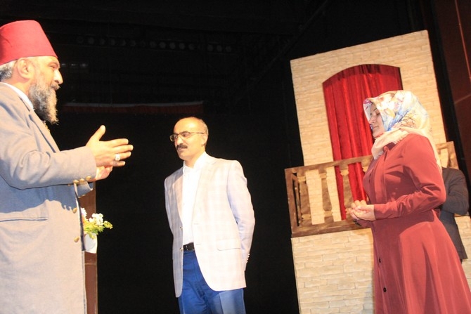 "Usta" isimli tiyatro oyunu Hakkari'de sergilendi galerisi resim 22