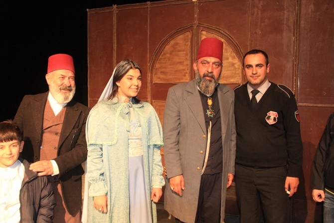"Usta" isimli tiyatro oyunu Hakkari'de sergilendi galerisi resim 27