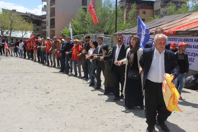 Hakkari’de halaylı 1 Mayıs kutlaması! galerisi resim 1