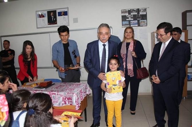 Vali Toprak okulları ziyaret etti karne dağıttı galerisi resim 5