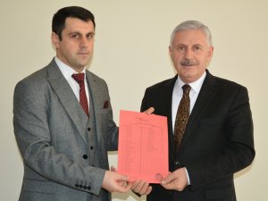 AK Partili Başkan Özbek mazbatasını aldı