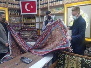 Büyükelçi Jirki kilimine hayran kaldı