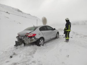 Van'da etkili olan kar yağışı kazalara neden oldu
