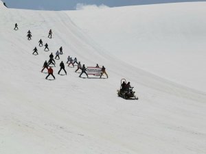 Hakkari’de valilik kupası kayak yarışması