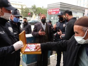 Van polisi vatandaşlara çikolata ikram etti
