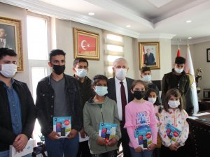 Özbek'ten 15 öğrenciye tablet desteği