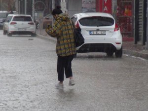 Van’da sevindiren yağmur yağışı