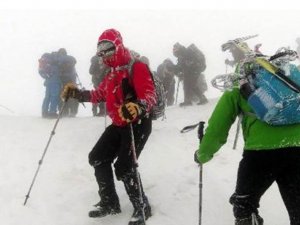 Tırmanış ekibi Ağrı Dağı'nda tipiye yakalandı
