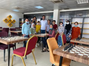 Başkan Yorulmaz'dan Satranç ekibini ziyaret