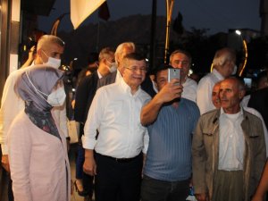 Davutoğlu, Hakkari'de ziyaretlerde bulundu