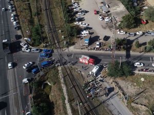 Yük treni, işçileri taşıyan minibüse çarptı: 6 ölü