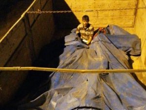Branda altına gizlenmiş göçmen yakalandı