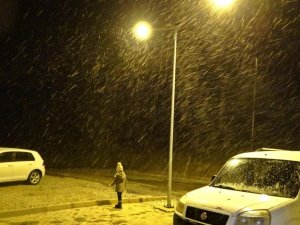 Yüksekova’da kar yağışı başladı