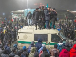 Kazakistan'da onlarca kişi öldürüldü