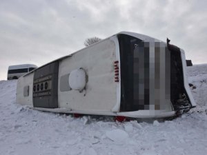 Van'a giden yolcu otobüsü devrildi: 15 yaralı