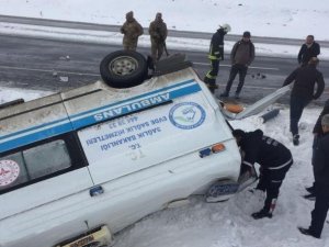 Ambulans yan yattı: 5 yaralı