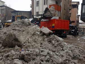 Hakkari'de 15 araçla karla mücadele