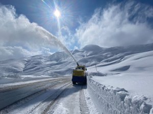Köy ve mezra yolarında karla mücadele sürüyor