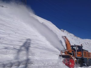 Yüksekova'da eksi 25’de karla mücadele çalışması