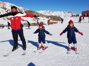 İkizlerin kayak merkezinde kar keyfi