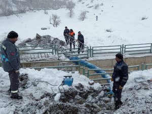 Hakkari'de donan su şebekeleri onarılıyor