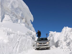 Yüksekova'da 8, 5 metre karla mücadele
