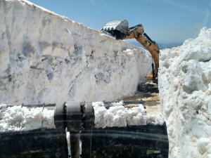 Yüksekova'da Nisan ayında 8 metre karla mücadele