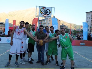 Hakkari'de 3x3 Sokak Basketbol şampiyonası başladı