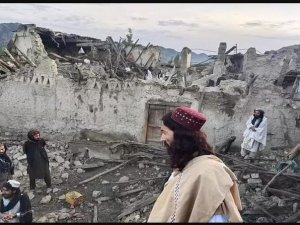 Pakistan'da deprem bin ölü!