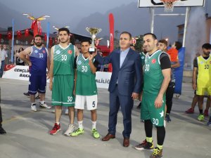Hakkari'de sokak basketbol ve voleybol finali yapıldı