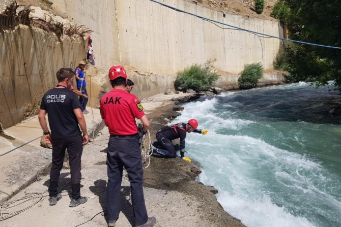 Hakkari JAK timi kayıp sağlıkçıyı arıyor