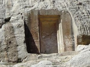 Urartular taş kapı kaçak yapısı tahrip edildi