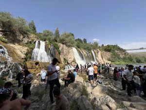 Muradiye Şelalesi’ne yerli turist akını