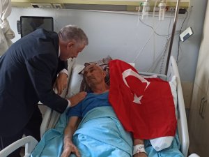 Başkan Özbek, şehit basasını hastanede ziyaret etti