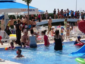 Sıcaktan bunalan İranlı turistler havuzda serinledi